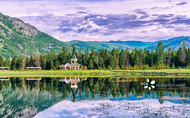 新疆阿勒泰地区喀纳斯景区鸭泽湖与倒影图片素材