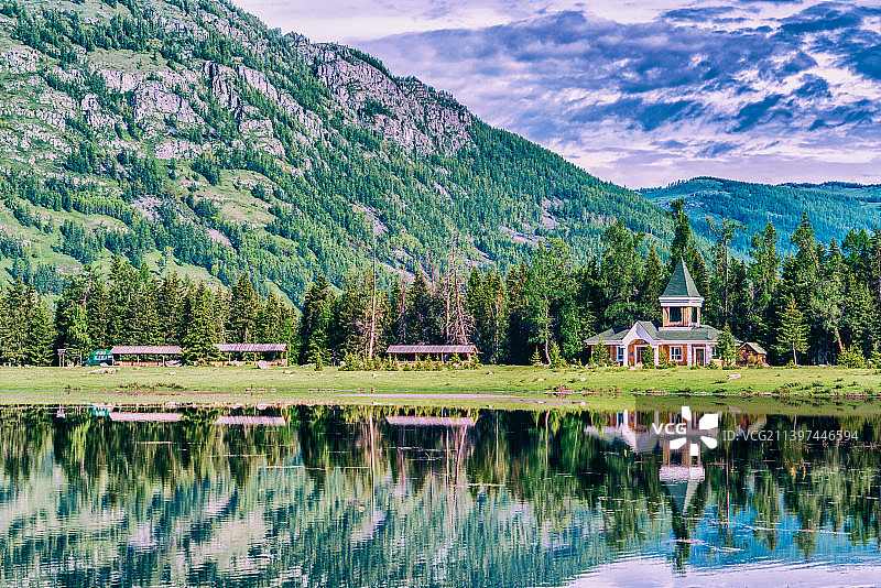 新疆阿勒泰地区喀纳斯景区鸭泽湖与倒影图片素材