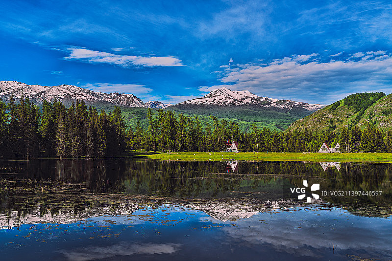 新疆阿勒泰地区喀纳斯景区鸭泽湖与倒影图片素材