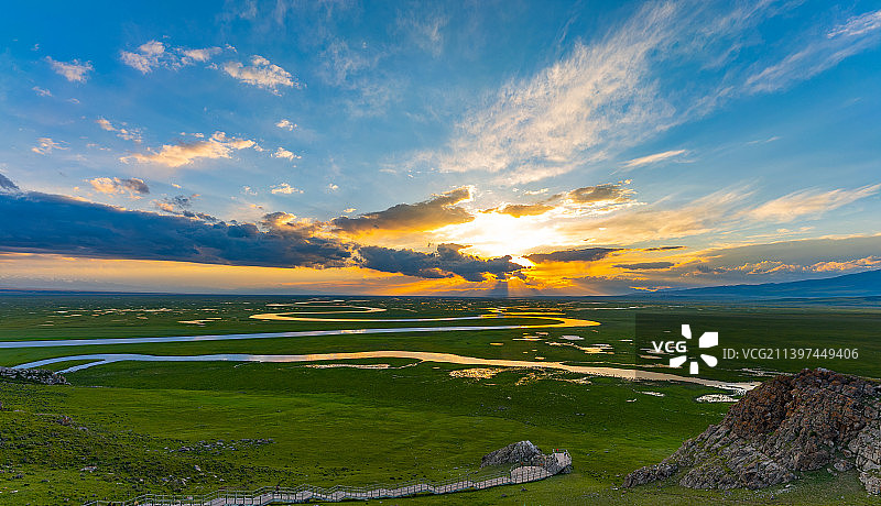 新疆巴音郭楞和静县独库公路巴音布鲁克开都河九曲十八弯图片素材