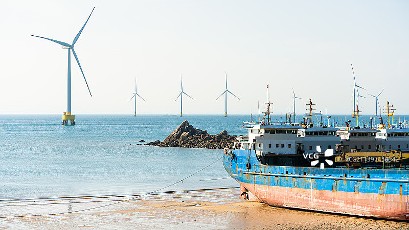 风车与旧船图片素材