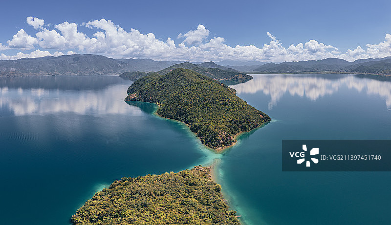 云南·航拍泸沽湖 小海堡和里务比岛图片素材