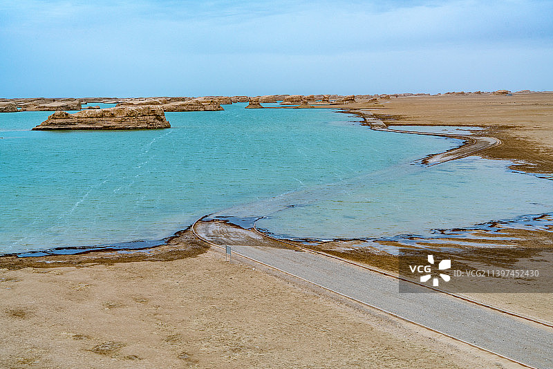 青海省海西州大柴旦行委西台地区乌素特水上雅丹地质公园图片素材