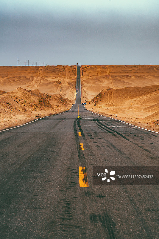 青海省G315国道大坡道沙漠通天公路U型公路图片素材