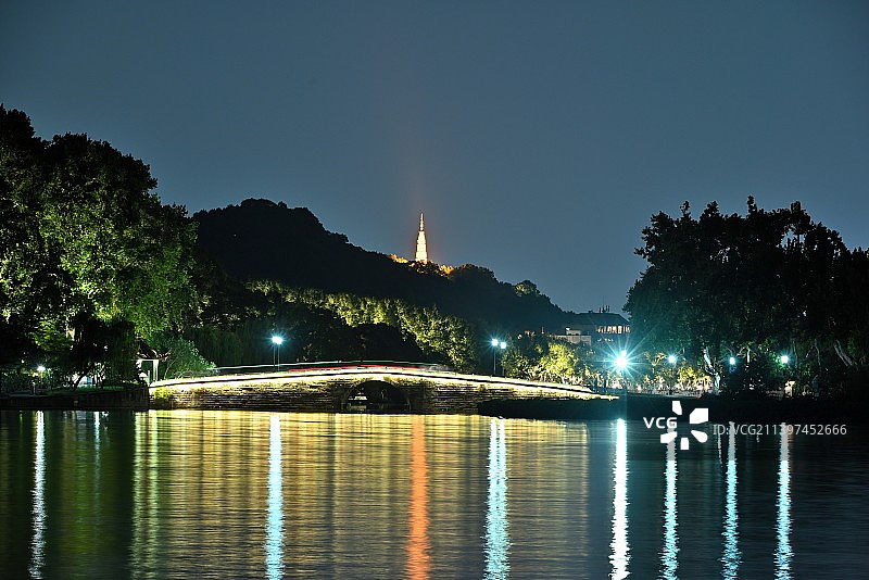 杭州西湖西泠桥夜景，远处闪亮的石塔为保俶塔图片素材