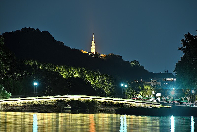 杭州西湖西泠桥夜景，远处闪亮的石塔为保俶塔图片素材
