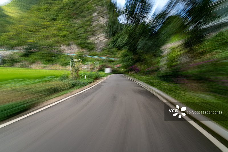 驾驶视角的动感森林盘山公路图片素材