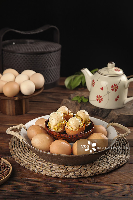 木底上放着一盘活珠子图片素材