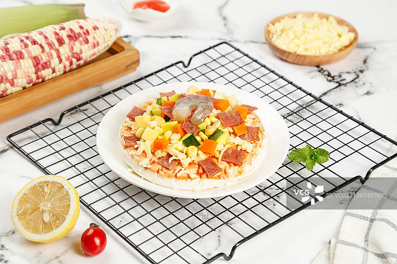 浅底上放着一盘蔬菜披萨图片素材