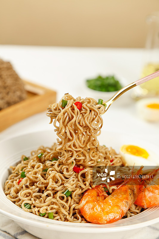 叉子上的葱油拌面图片素材