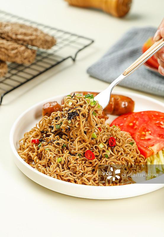 叉子上的葱油拌面图片素材