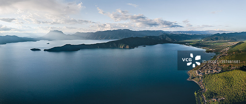 云南·航拍泸沽湖全景 小海堡和里务比岛图片素材