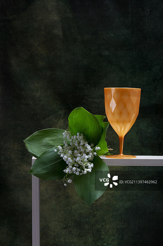 桌子上花瓶里的花的特写图片素材