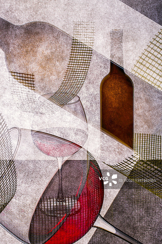 红酒瓶与玻璃杯的抽象拼贴，双重曝光图片素材