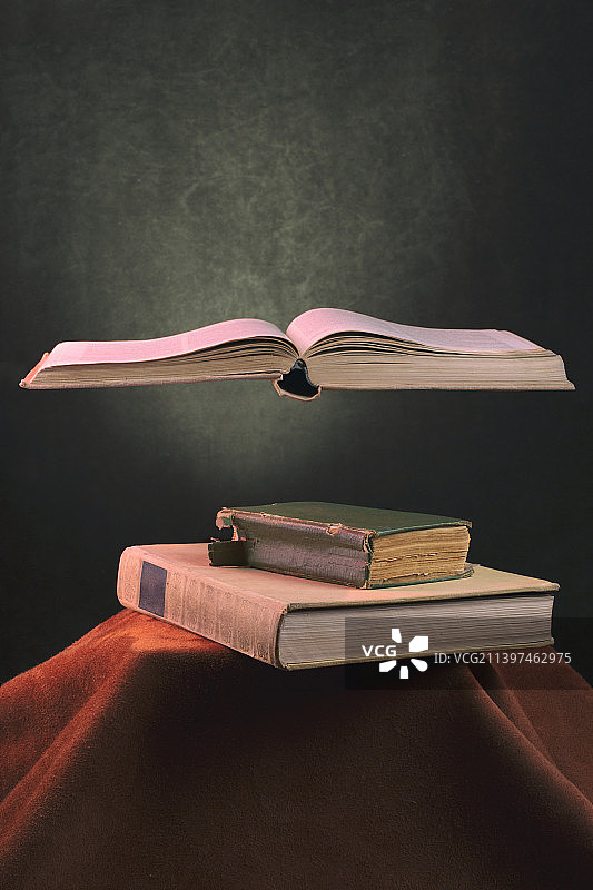 桌上的书本特写图片素材