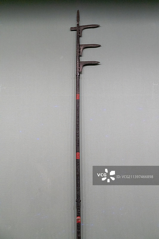 三戈戟-曾侯乙墓出土春秋战国时期文物古董古代武器兵器图片素材