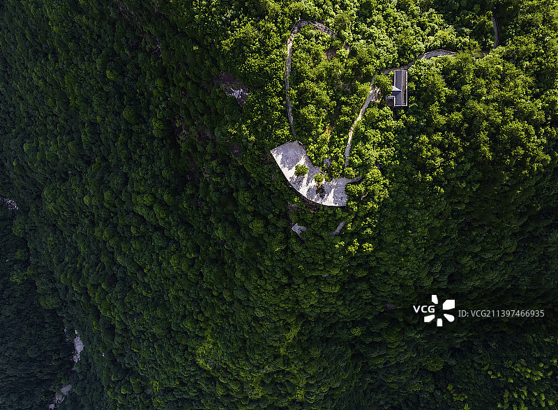 悬崖上的观景台，怀玉山东面峡谷的崖顶建了一个观景台，这里远可眺日出三清，近可观峡谷幽深图片素材