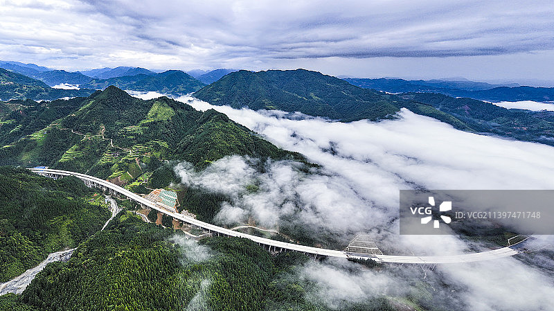 2022年8月22日清晨，贵州省黔东南苗族侗族自治州榕江县平永镇境内在建的雷榕高速公路，在晨雾中穿梭图片素材