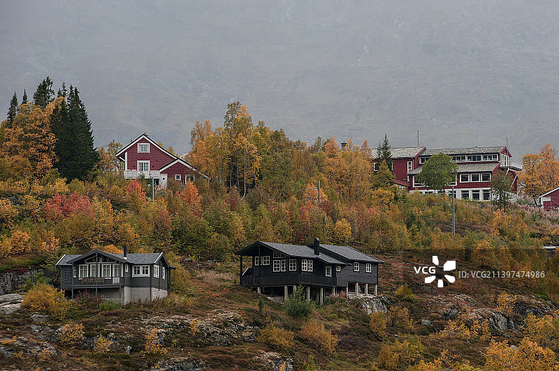 秋天，挪威森林里的彩色小屋图片素材