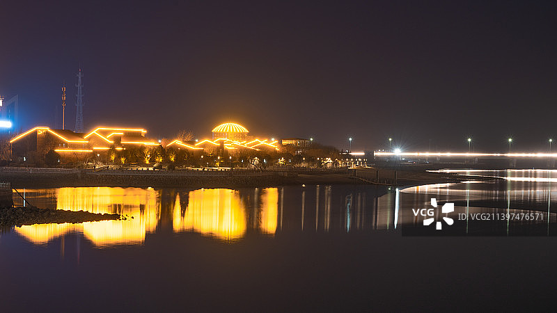 曹妃甸海上大桥的日落时分夜景图片素材