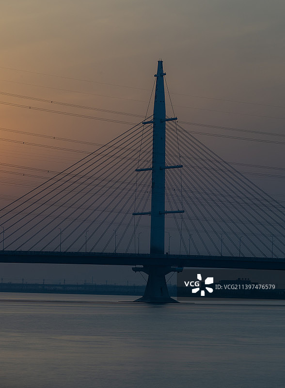 曹妃甸海上大桥的日落时分夜景图片素材