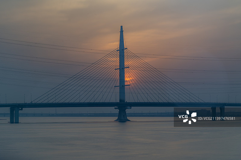 曹妃甸海上大桥的日落时分夜景图片素材