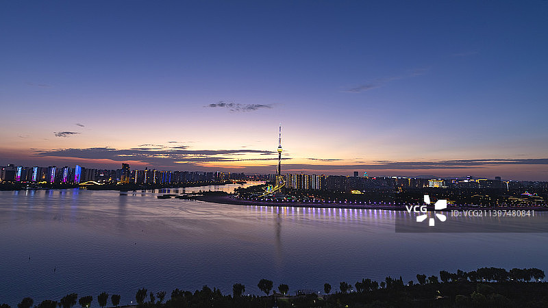 航拍山东省临沂市沂河地标风景——临沂电视塔风景图片素材
