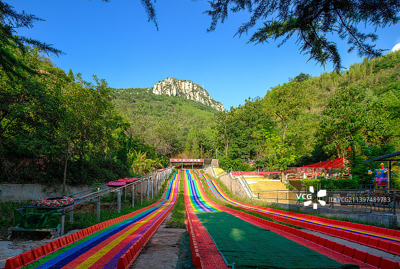 中国山东济南红叶谷七彩滑道图片素材