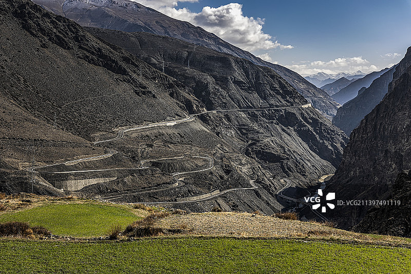 中国西藏山南市洛扎县洛扎大峡谷的219国道图片素材