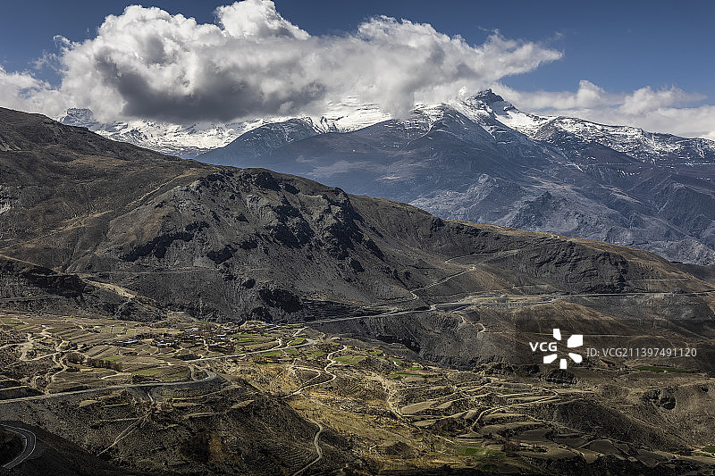 中国西藏山南市洛扎县洛扎大峡谷的219国道图片素材