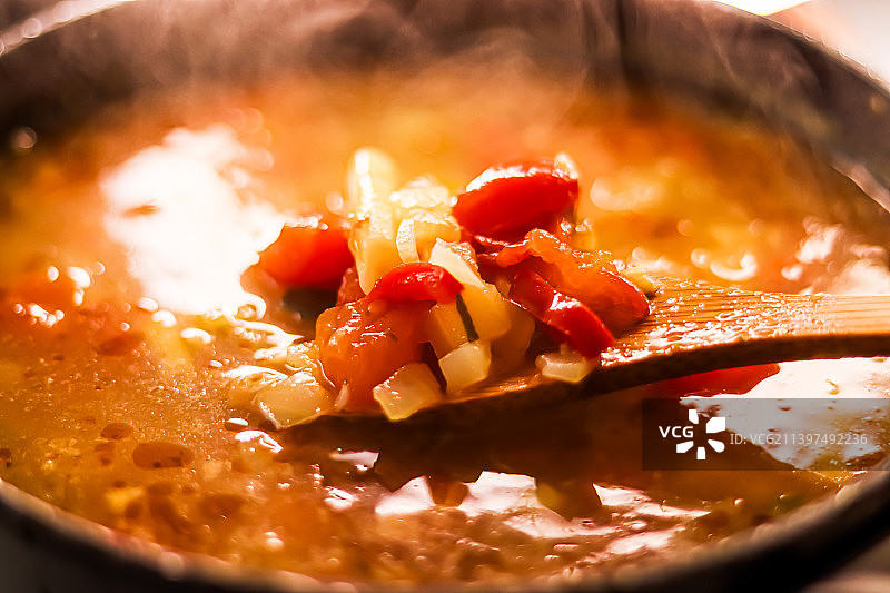 在平底锅中烹饪蔬菜汤，舒适的食物和自制餐图片素材