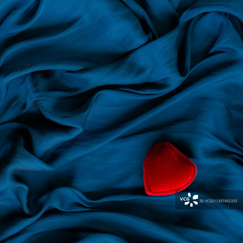 情人节和假日背景概念的订婚戒指盒图片素材