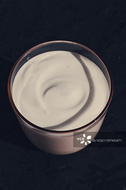 黑色背景下碗中奶油的特写图片素材