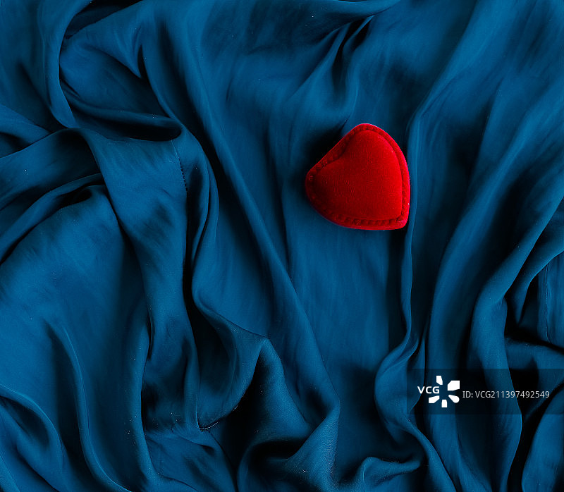 情人节和假日背景概念的订婚戒指盒图片素材