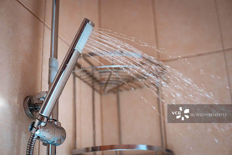 现代浴室中带墙壁背景的淋浴喷头图片素材