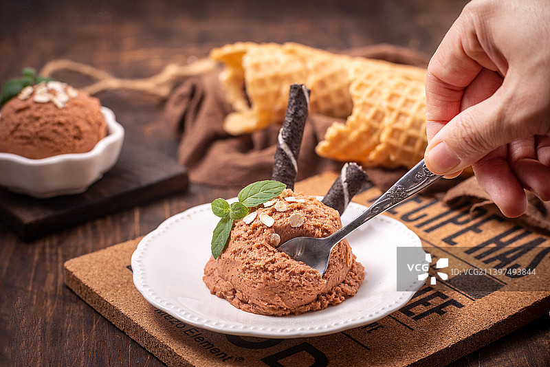 木纹桌子上的夏季甜点冰激凌球图片素材