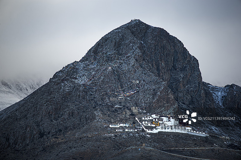 中国西藏山南市洛扎县山上的寺庙图片素材