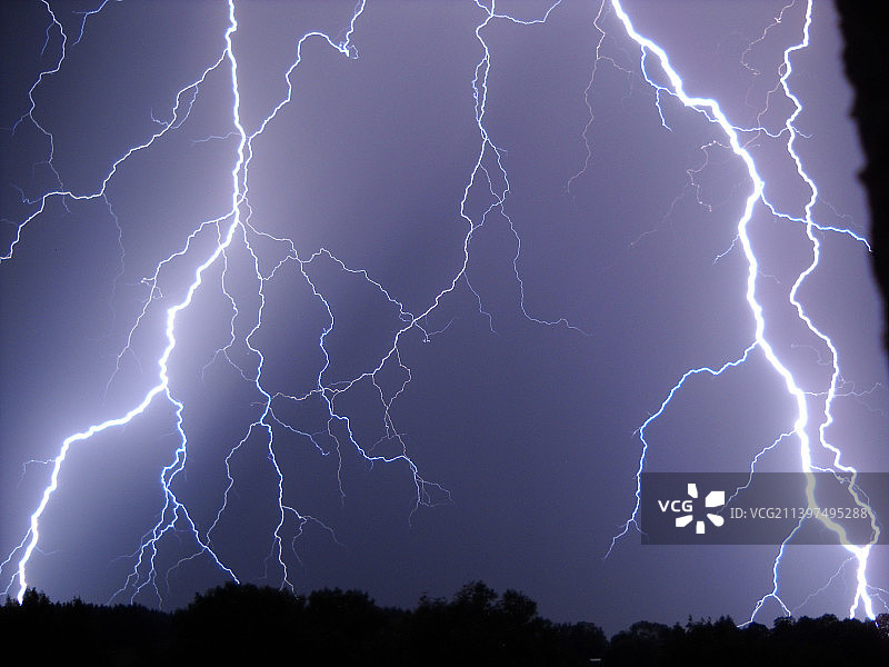 法国奥弗涅夜空中闪电的仰视角度图片素材