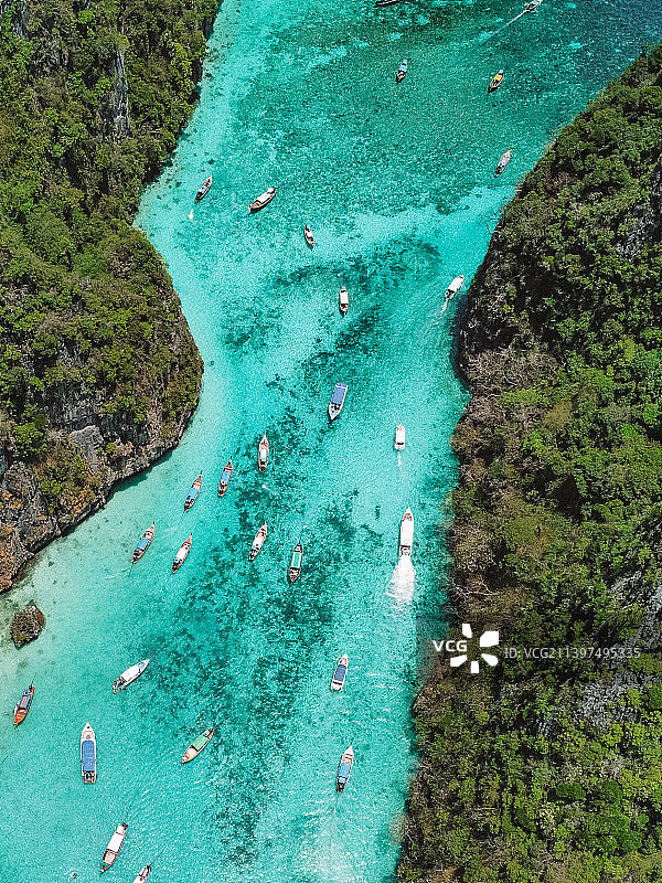 航拍泰国Na Yang Klak海滩停泊船只图片素材