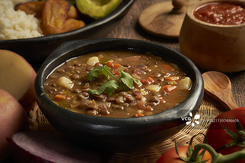 桌子上陶瓷碗里的汤的特写图片素材