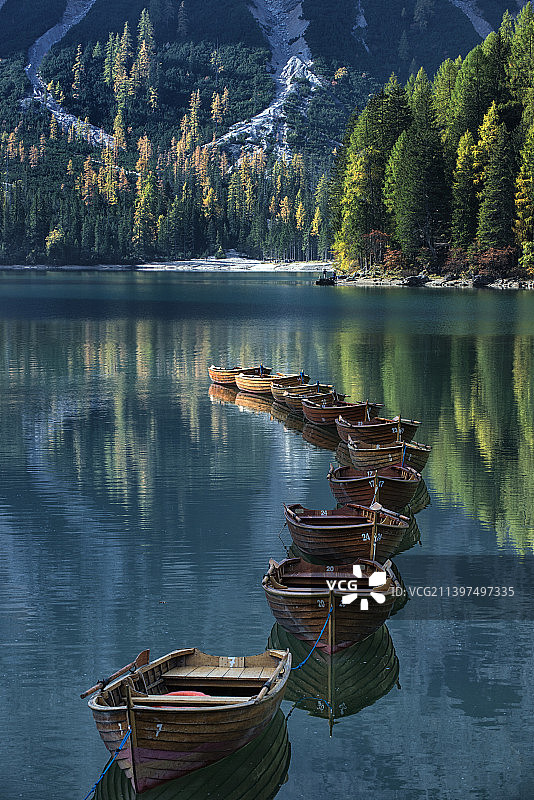 意大利博尔扎诺布莱埃斯湖湖泊树木风光图片素材