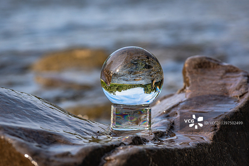 岩石上的水晶球特写图片素材