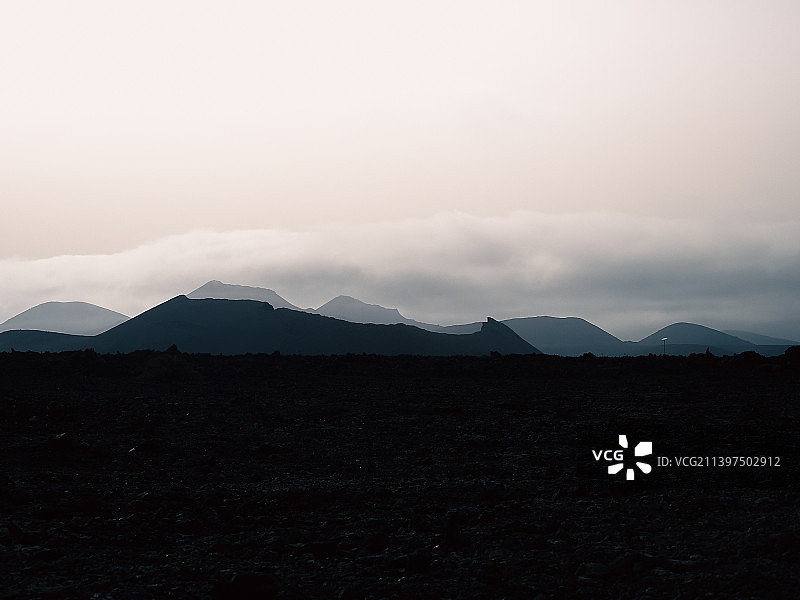西班牙拉斯帕尔马斯兰萨罗特岛日落时分的群山剪影美景图片素材