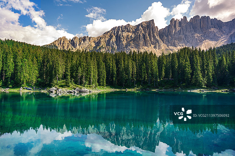 意大利博尔扎诺新莱万特卡雷扎湖全景图片素材
