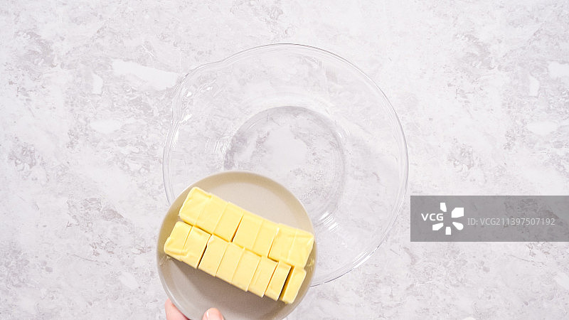 制作甜点，大理石台面上放着蛋糕或饼干面糊的照片图片素材