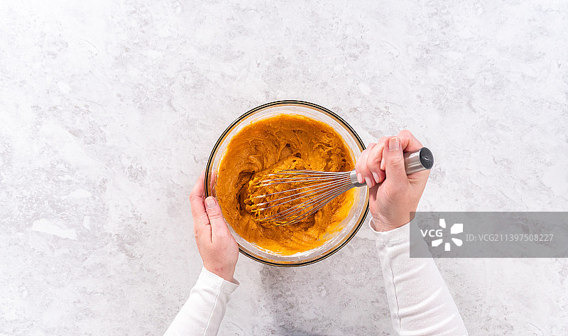 手拿装有食材的搅拌碗图片素材
