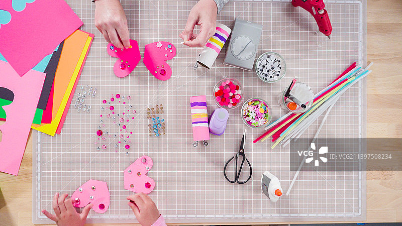 儿童与成人手工艺术品制作俯视照片图片素材