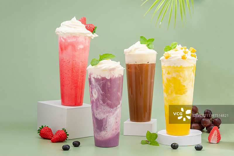 彩色背景上的夏季美味果汁饮料图片素材