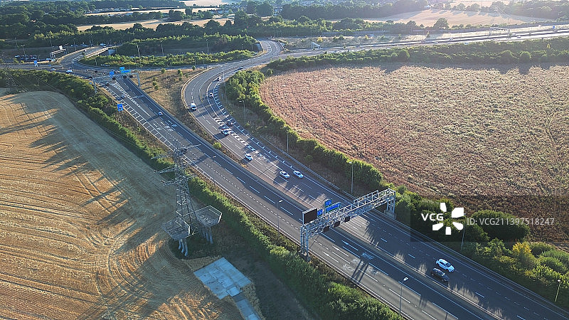 英国卢顿机场交汇处M1高速公路日落景观图片素材
