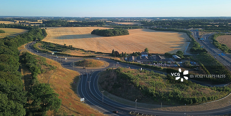 英国卢顿机场交汇处M1高速公路日落景观图片素材